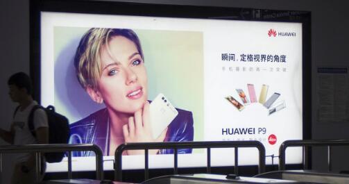 立式廣告機對商場(chǎng)發(fā)展的概述